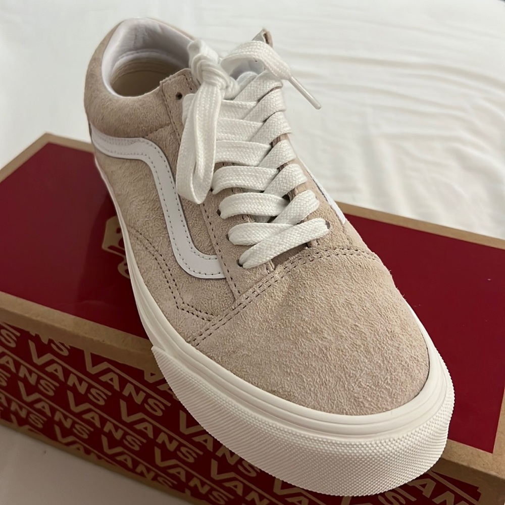 NEW Vans Old Skool Pig Suede Lace Up Sneakers Sandshell Snow White W8 M6.5